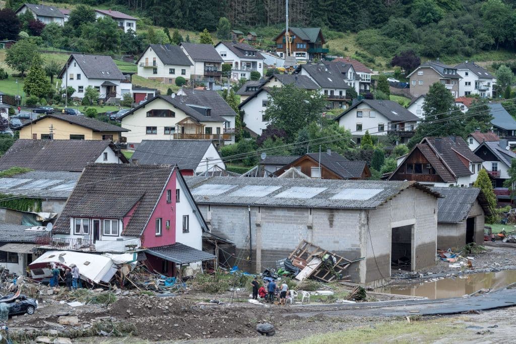 <b>Edificios derrumbados, cortes eléctricos, barrios enteros inundados </b>son algunas de las consecuencias de las 
<a href="https://www.univision.com/temas/lluvias">fuertes lluvias</a> y tormentas que azotan desde el martes el oeste de Alemania. Una situación que las autoridades han calificado de 
<b>"extremadamente difícil"</b>. "Mi solidaridad con las familias de los fallecidos y desaparecidos", 
<a href="https://twitter.com/RegSprecher/status/1415616747101724676" target="_blank">escribió en Twitter el vocero Steffen Seibert</a>, en nombre de la 
<b>canciller alemana <a href="https://www.univision.com/temas/angela-merkel">Angela Merkel</a></b>.