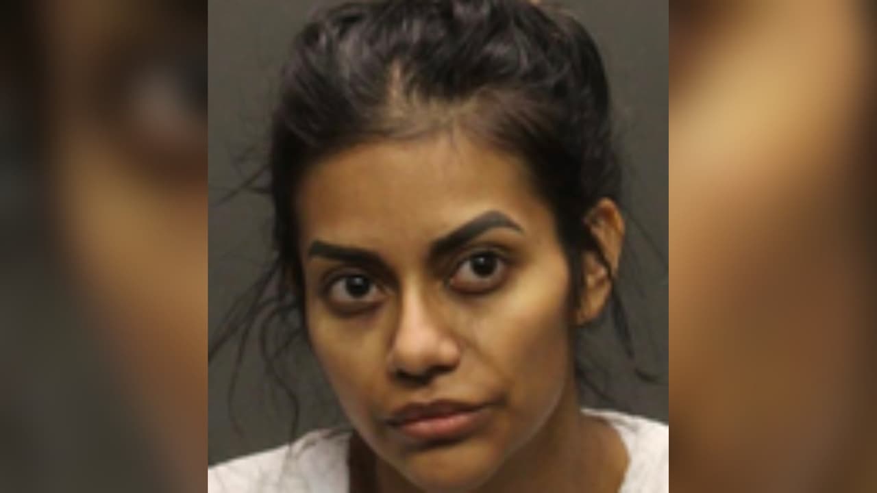 <b>Katie Luna Hernández</b>, de 24 años y residente de Tucson, fue 
<a href="https://www.univision.com/local/arizona-ktvw/katie-luna-hernandez-restos-hijo">arrestada en abril de 2023</a> por cargos de abuso infantil después de que autoridades encontraron a una de sus hijas, de sólo 4 años, vagando sola por las calles de la ciudad, y al registrar su vivienda, se encontraran los restos de otro de sus hijos escondidos en la propiedad, así como otros dos menores en condiciones de abandono. La mujer se declaró inocente y el caso se mantiene en la corte.