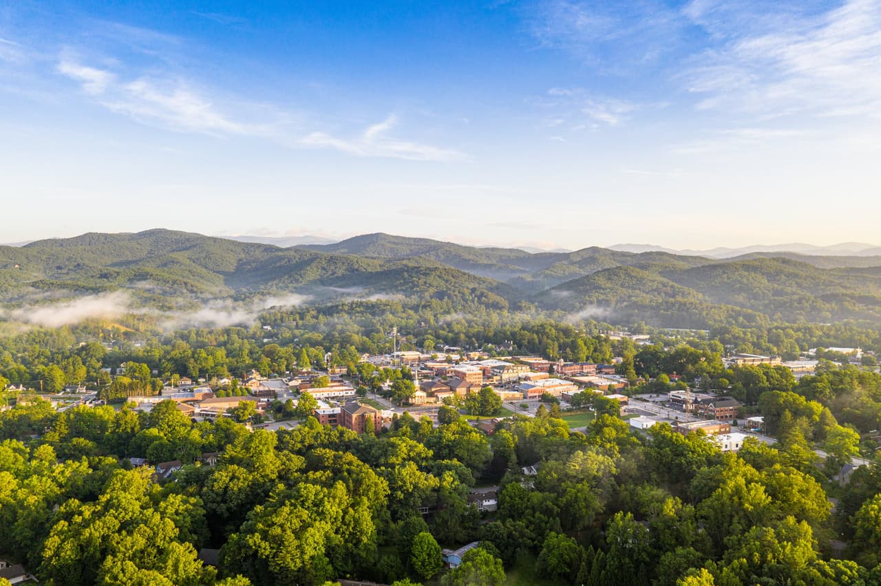 <b>BREVARD Y HENDERSONVILLE</b>: Se trata de diversión y juegos en estos pueblos a 32 kilómetros de distancia. Al noroeste de Brevard, puedes deslizarse por una cascada real por solo unos pocos dólares. En el vibrante centro de la ciudad, encontrarás una escena musical y artística activa, además de boutiques, una tienda general y una fuente de soda.