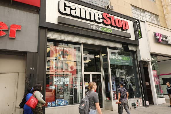 En septiembre de 2019 la tienda de juegos de video
<a href="https://www.univision.com/radio/dallas-kfzo-fm/las-tiendas-de-videojuegos-gamestop-cerraran-de-180-a-200-de-sus-establecimientos-a-traves-de-estados-unidos">GameStop</a> señaló que cerraría cerca de 180 establecimientos en todo el país por el bajo rendimiento durante el año fiscal que finaliza en febrero de 2020 tras una significativa caída en sus ventas durante este año que está a punto de concluir.
<br>