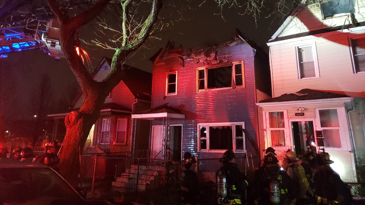 Tres bomberos resultan heridos, uno grave, al combatir incendio al Sur de Chicago