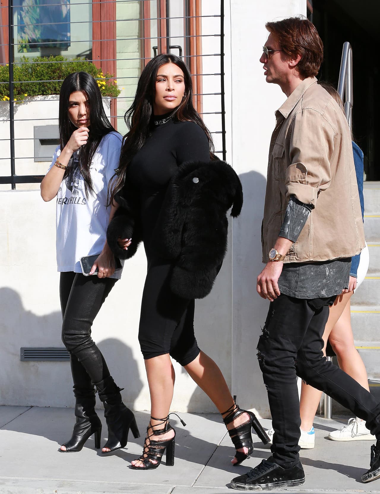 Aunque tras el nacimiento de Saint no sale de este enterizo negro.