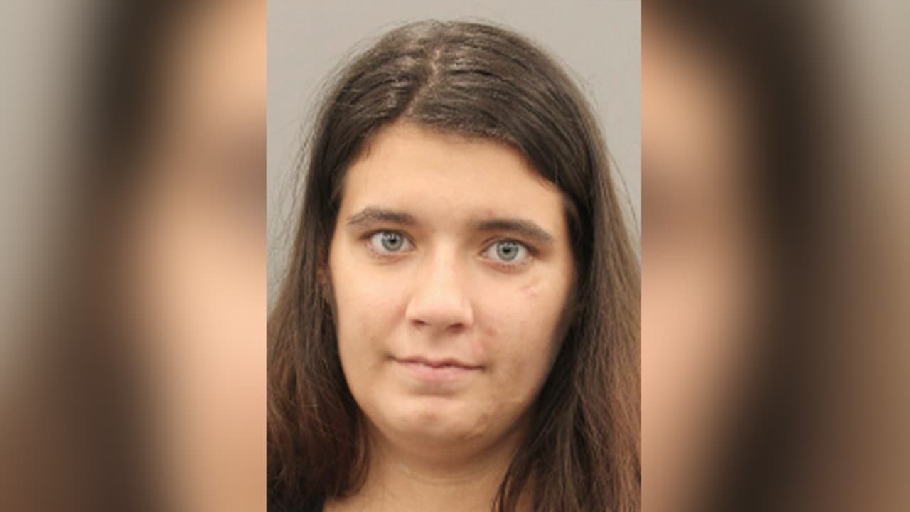 Chelsie Brianne Martinez, es buscada por cargos por conducir bajo los efectos del alcohol con un niño, menor de 15 años.
