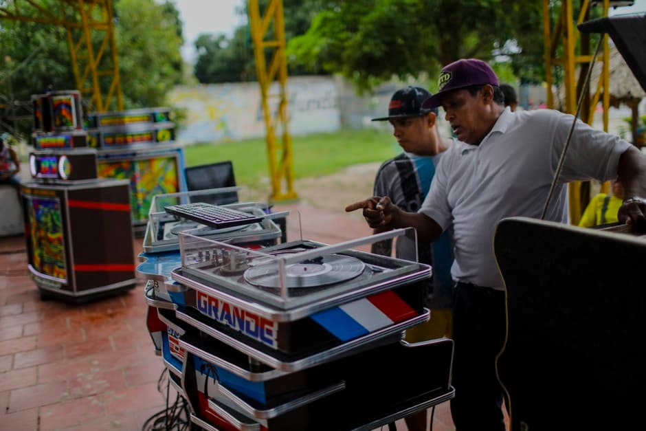 Mario de Moya y Mario Jr. en un picó con El Jude. Traen cientos de discos de vinilo para cada concierto.