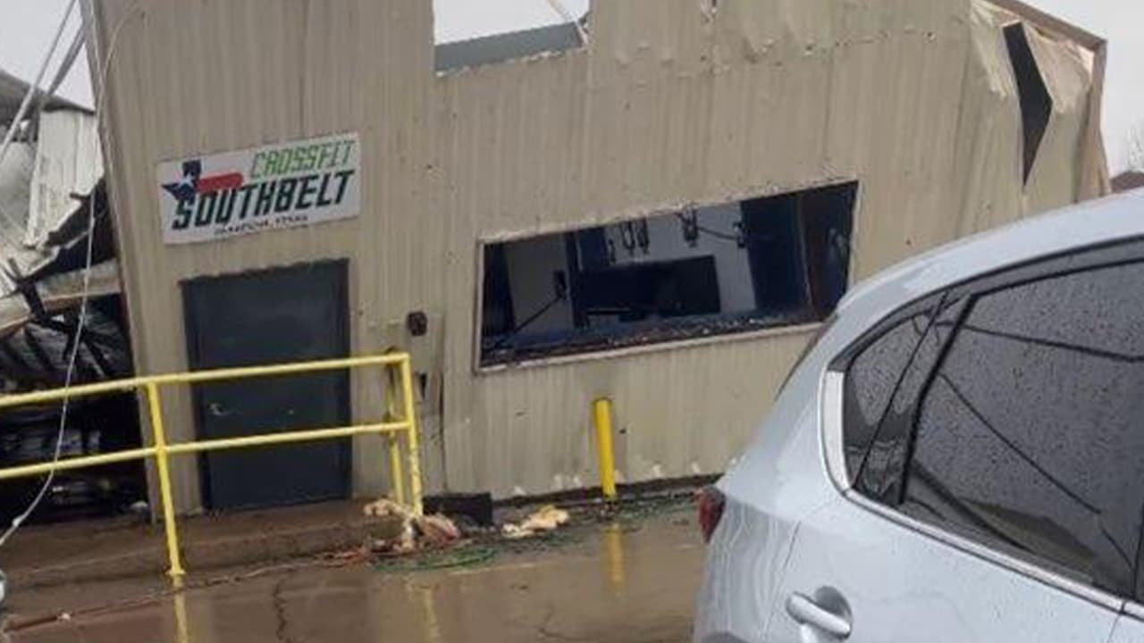 Las clases en el establecimiento habían terminado cuando 
<b><a href="https://www.univision.com/local/houston-kxln/tiempo-houston-tornados-pasadena-houston-tormentas-severas-fotos" target="_blank">el tornado azotó el área</a></b>, solamente los dueños estaban dentro del lugar.