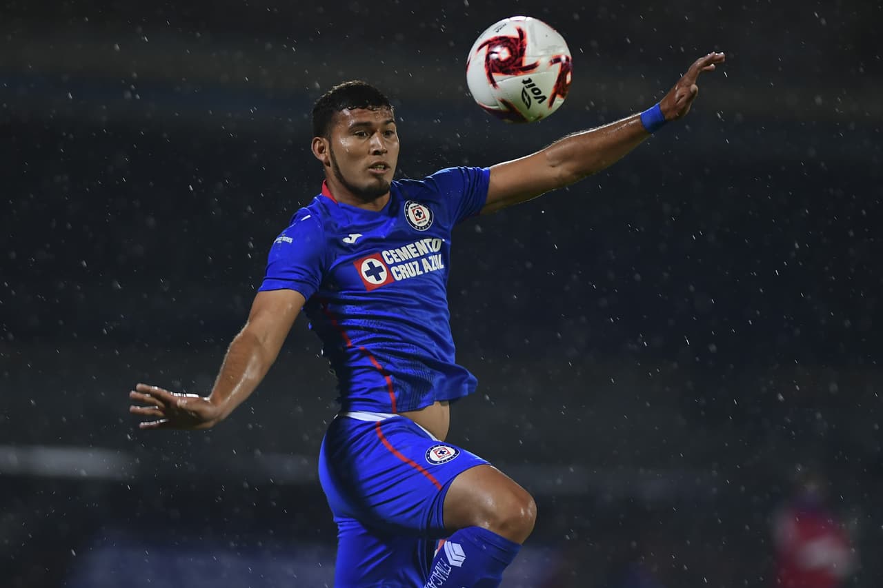 Con un hombre extra en la cancha, Cruz Azul dominó la primera mitad, aunque Santos cerró sus líneas y la ventaja de los cementeros era mínima.