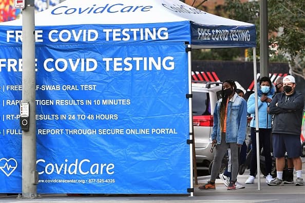 Otro punto crítico de esta nueva ola de coronavirus es que a mayor cantidad de contagios, el virus tendrá más oportunidades de mutar y crear nuevas versiones.