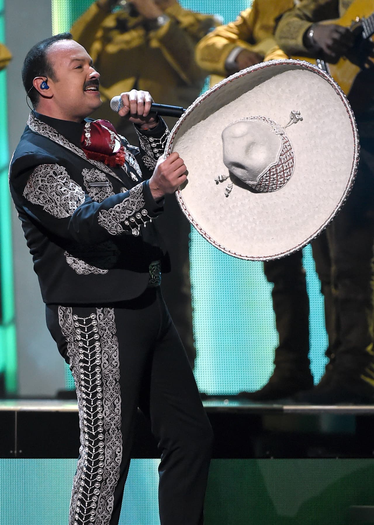 El nombre completo del intérprete de "Por mujeres como tú" es José Antonio Aguilar Jiménez.