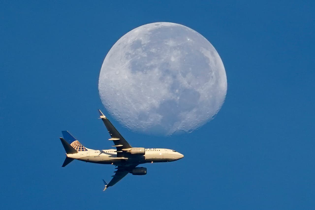 Vuelo de United Airlines reporta presencia de un dron "rojo y brillante" a corta distancia en California, investigan incidente