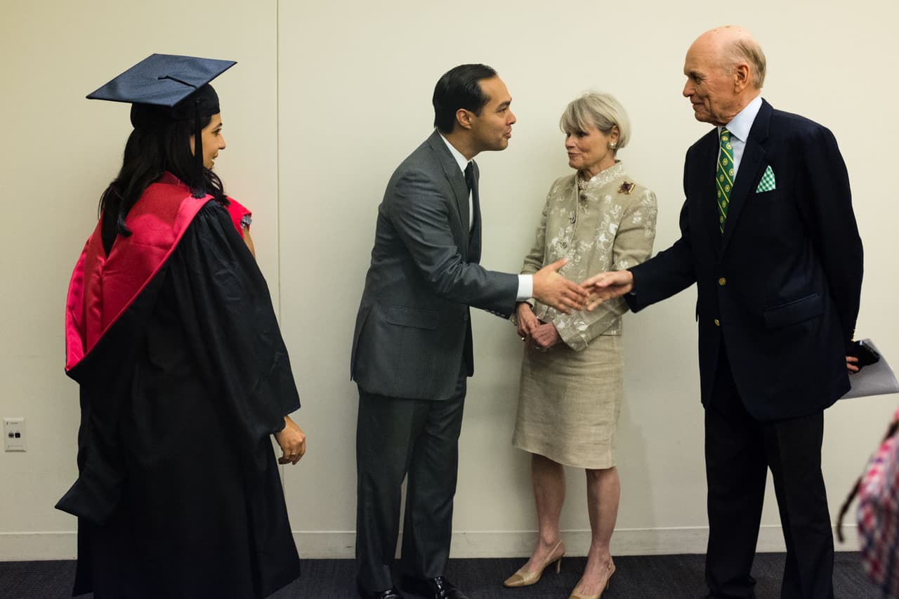 El secretario de Vivienda, Julián Castro (centro), fue el orador de la ceremonia hispana en Harvard.