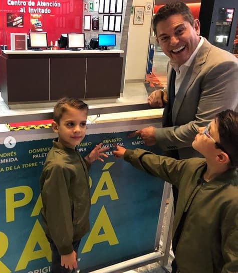 El actor dijo estar consciente de que la
<b> <a href="https://www.univision.com/noticias/america-latina/la-economia-de-mexico-esta-en-recesion-o-estancada-flojas-cifras-ponen-en-aprietos-al-gobierno-de-amlo" target="_blank">situación económica de México</a> </b>no es "boyante" para familias numerosas como la de él, pero está abierto a la posibilidad de poder traer al mundo a un cuarto hijo. 
<br>