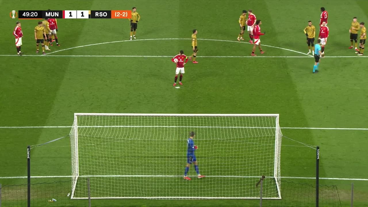 ¡GOL!  anota para Manchester United. Bruno Fernandes