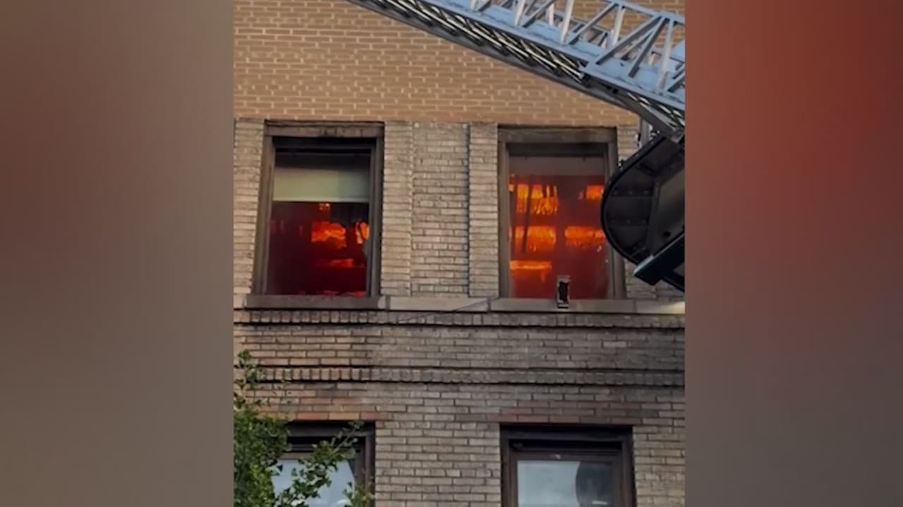 Incendio en el último piso de un edificio en El Bronx deja varios heridos y más de 100 desplazados