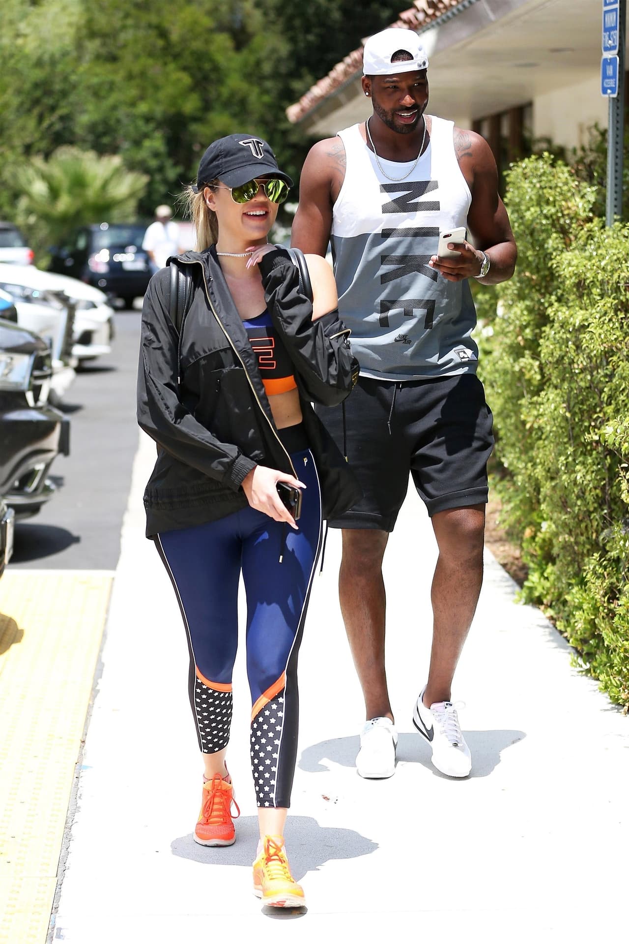 Parece una broma, pero de acuerdo con 
<b><a href="http://www.tmz.com/2017/09/26/khloe-kardashian-pregnant-first-child-baby-tristan-thompson/">TMZ</a></b>, múltiples fuentes les dieron a conocer que Khloe Kardashian también está embarazada.