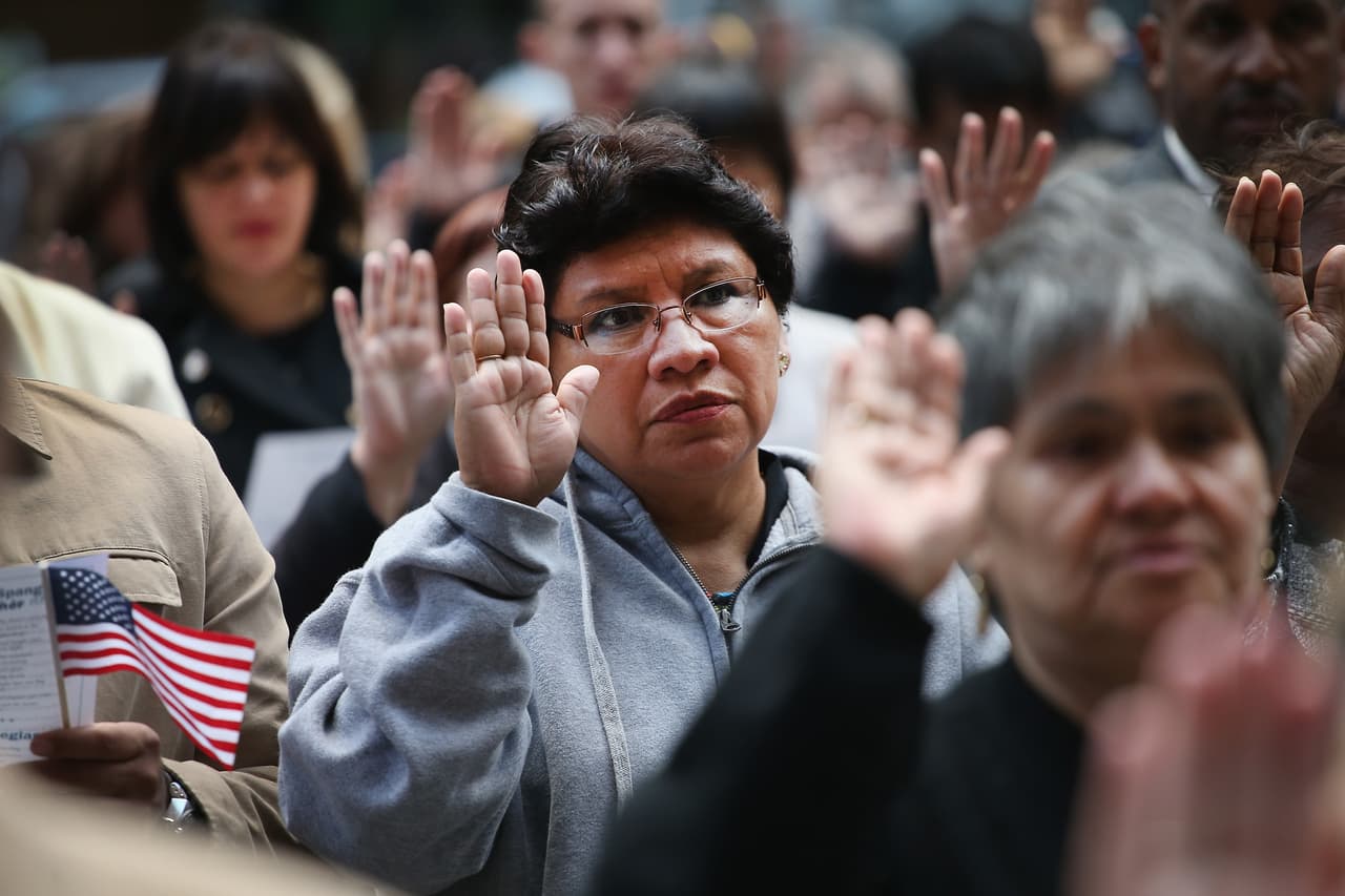 Un grupo de nuevos ciudadanos estadounidenses juramenta en Chicago, Illinois.