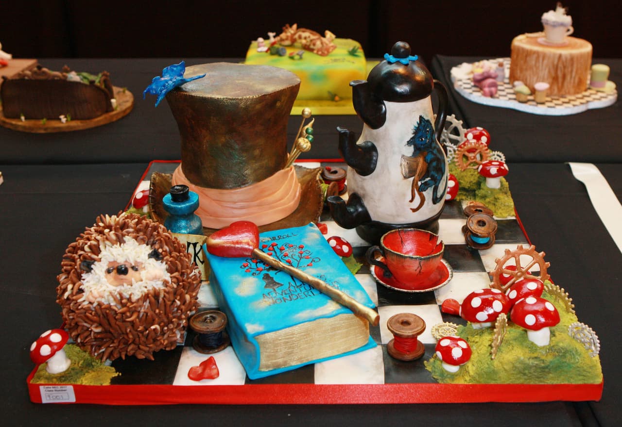 La competencia de pasteles mundial, Cake International, exhibió pasteles que llevan la decoración culinaria a lugares inesperados, con repostería en forma de personajes de películas, pájaros, perros y hasta un bebé. El show se llevará a cabo del 17 al 19 de marzo en Birmingham, Inglaterra.