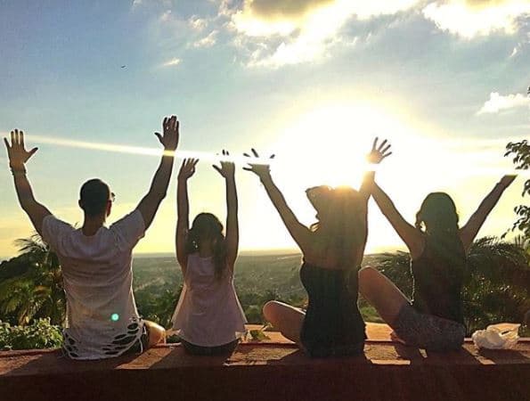 Quien también compartió momentos de sus días de asueto en redes sociales fue Andrea Legarreta, aunque no dio tanto detalle como sus compañeras. En la imagen que mostró se observa a la conductora en compañía de sus hijas y de su esposo, el cantante Erik Rubín.