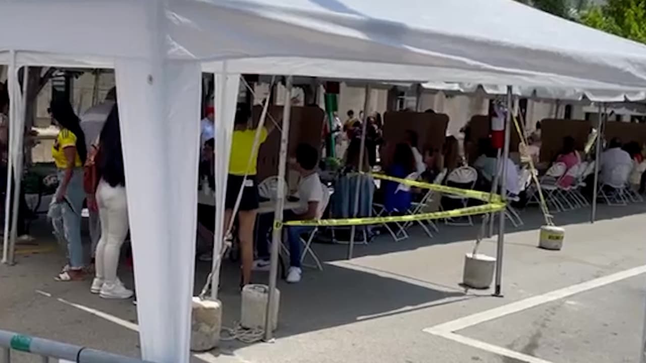 <a href="https://www.univision.com/local/miami-wltv/colombianos-del-sur-de-florida-salen-a-votar-por-un-nuevo-presidente-video?de" target="_blank">Los colombianos en Miami</a> atendieron el llamado para votar por un nuevo presidente. 
<br>