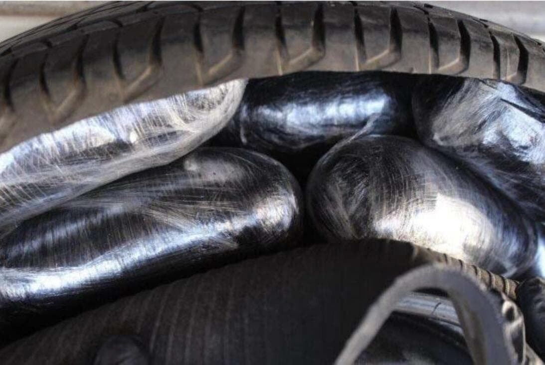 En ese mismo punto, encontraron más de 6,000 pastillas de fentanilo en el 
<b><a href="https://www.univision.com/local/arizona-ktvw/fentanilo-cocaina-armas-arizona-fotos" target="_blank">neumático de repuesto</a></b> de un auto.
