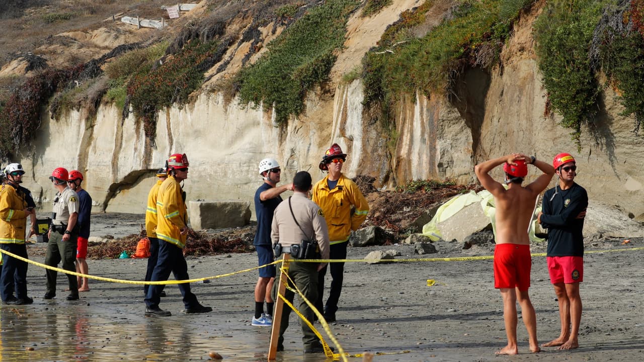 Un muerto y dos heridos tras derrumbe de acantilado en San Diego
