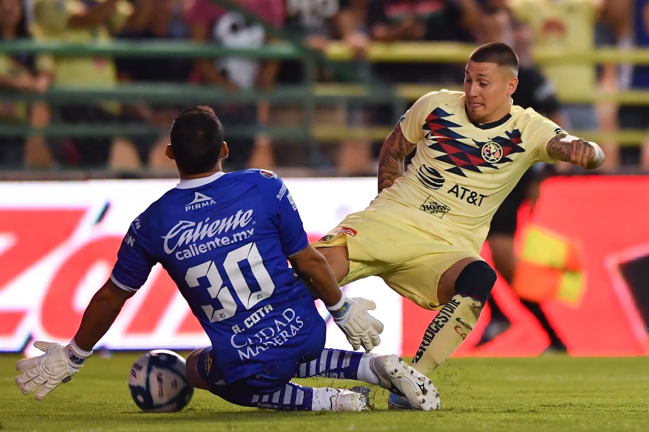 Para la Liguilla, el chileno no se sentía al 100%, por lo que Miguel Herrera decidió no convocarlo para los cuartos de final frente a los Tigres.