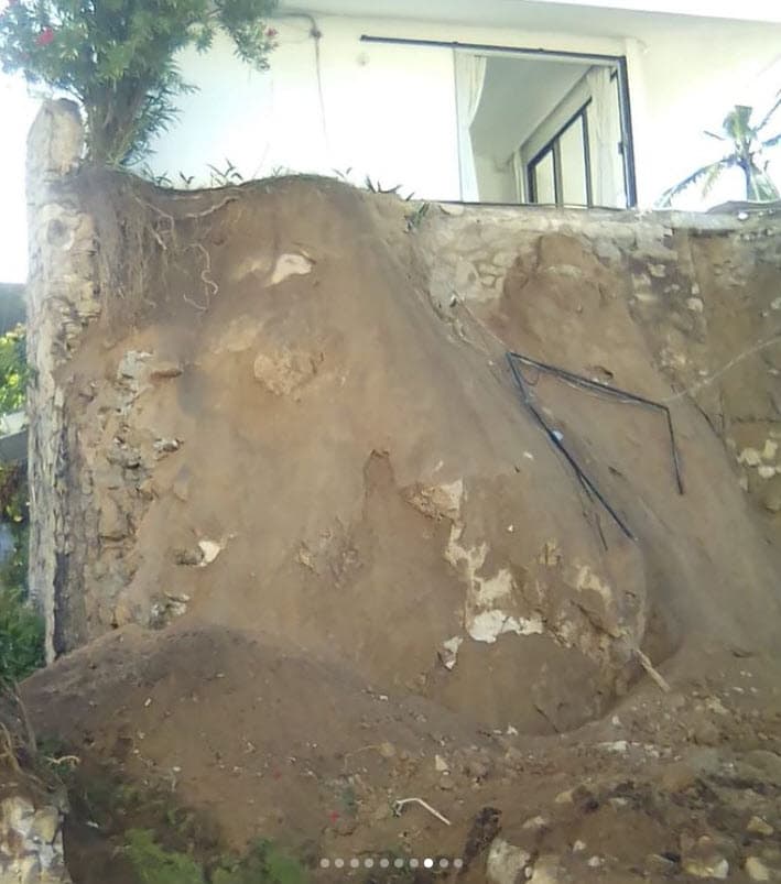 Las imágenes muestran los daños que sufrió la propiedad: "
<b>Se cuarteó</b> toda la parte donde está la alberca, ahí fue donde más sufrimos daños, s
<b>e partió una parte del asoleadero</b>".
<br>