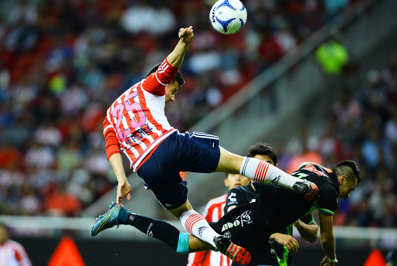 Dentro de las desventajas de Guadalajara en la final se encuentra el jugar el duelo definitivo de visitante. Si bien es cierto que suele jugar como local en cualquier plaza de México, el peso del Nou Camp a lo largo de la historia siempre se ha dejado sentir.