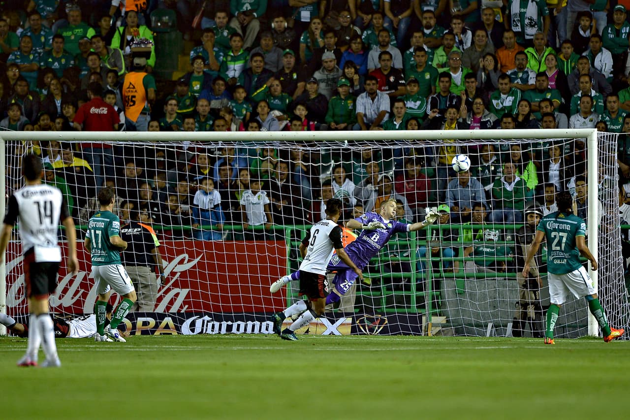 En la Liga MX suma nueve unidades más que su contraparte del miércoles (27 y 18 respectivamente) y cuatro victorias más (9 y 5). Lo que lo mantienen en el tercer sitio, por el lugar 12 de Chivas.