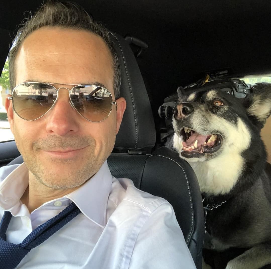 Carlitos también ama a las mascotas. Mía lo acompañó en un día en la carretera (qué protector copiloto consiguió).
<br>