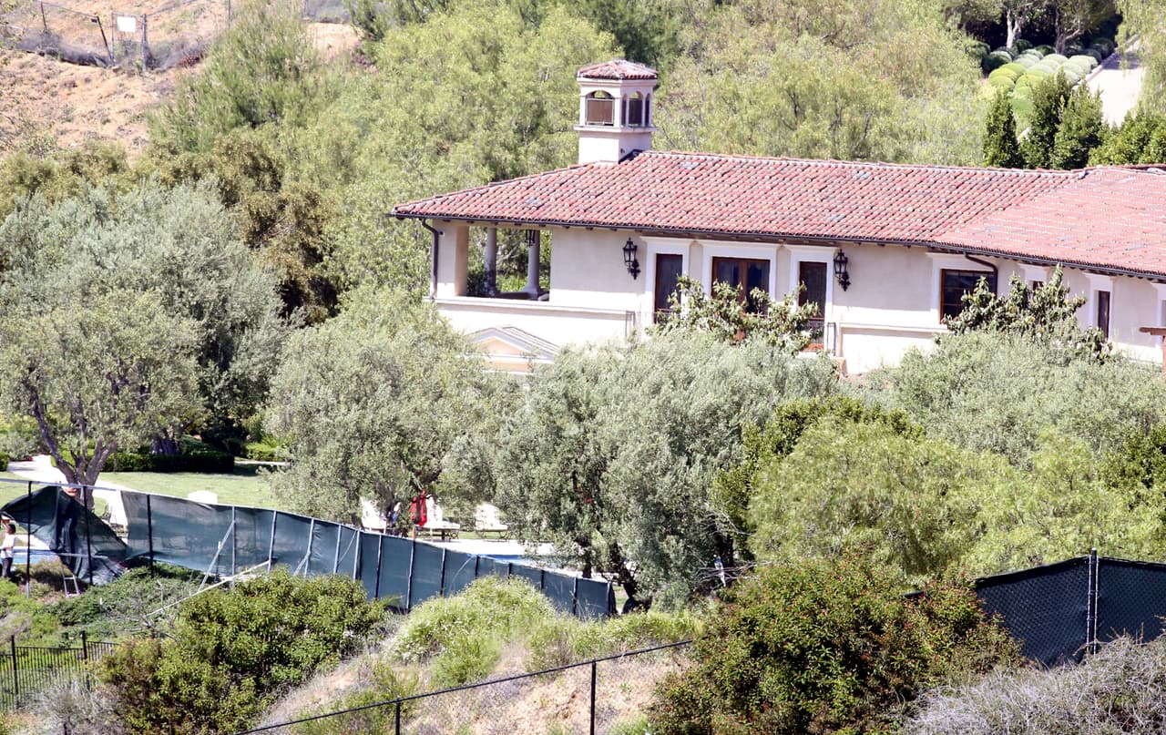 Así lo evidenciaron esta serie de fotos en las que se observa cómo algunos trabajadores colocan las lonas para evitar que las personas puedan ser testigos de la intimidad de la famosa pareja. 
<br>