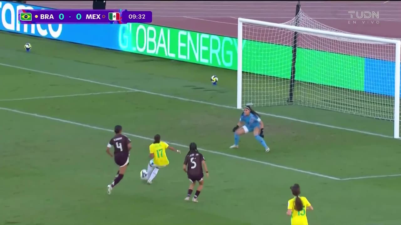 ¡México se salva del primero de Brasil! Evelyn lo intentó pero su disparo pegó en el poste