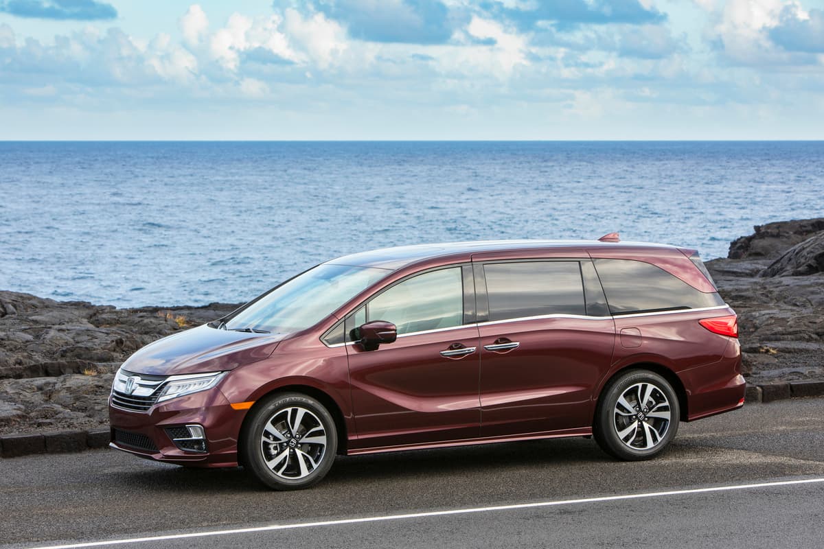 La 
<b><a href="https://www.univision.com/noticias/honda/fotos-del-honda-odyssey-2018-fotos#7fed18e20001" target="_blank">Honda Odyssey</a> </b>reporta un consumo de combusitble en ciudad de 19 mpg, resultado de la labor de su motor V6 de 280 HP. También está calificada en el nivel más alto de confiabilidad de JD Power. Su precio a partir de 30,100 dólares.