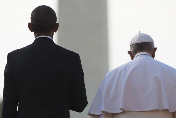 Ambos captados de espaldas.