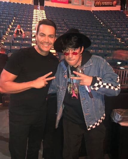 El salsero también hizo pública otra instant´ánea junto a Benito Antonio Martínez, mejor conocido como Bad Bunny. Al pie de la postal, Víctor Manuelle compartió: "Aquí en los ensayos con Bad Bunny y con uno de sus 'looks' camaleónicos. Gracias por la invitación, hermanito. Sigue triunfando".