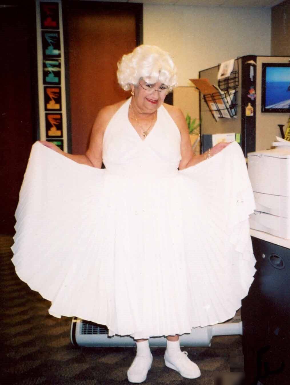 Incluso paseó por los pasillos de Univision al estilo de Marilyn Monroe.