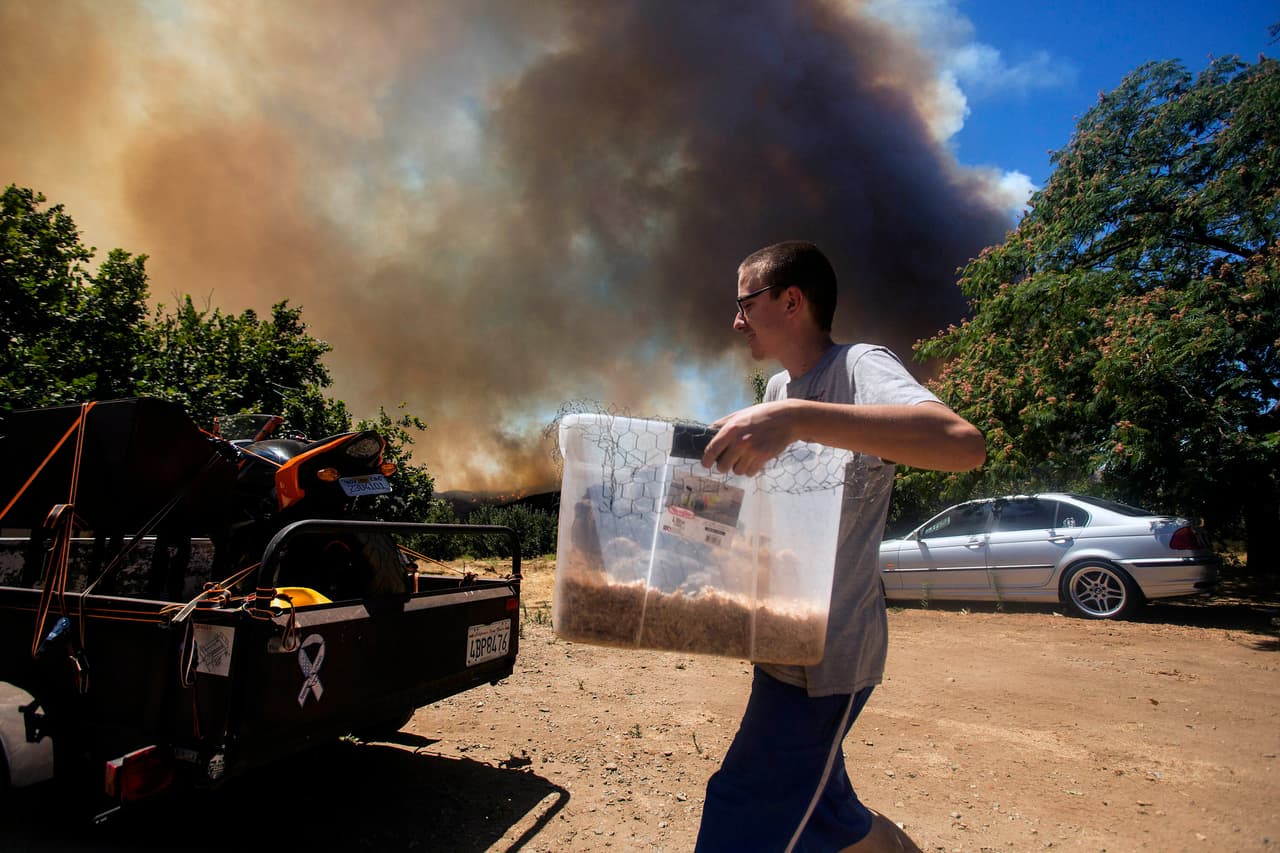 El incendio Saddleridge obligó a más de 100,000 personas a salir de sus residencias bajo amenaza enla zona de Granada Hills, California.
