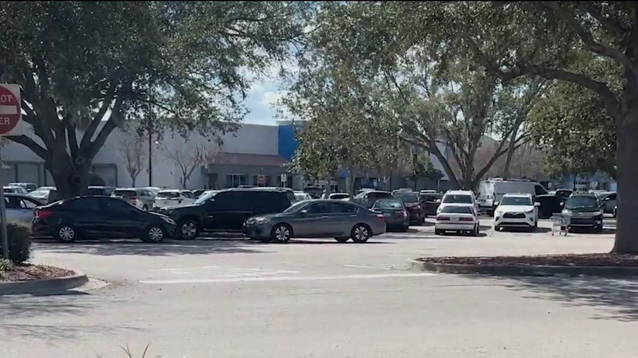 Tiroteo en Walmart de Poinciana: 2 prófugos y un agente dispara