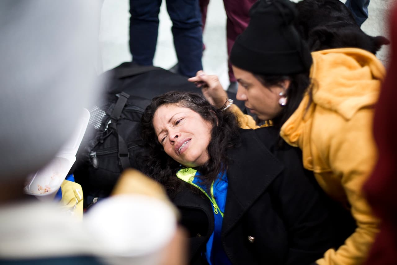 La gran mayoría de los venezolanos que huye de la profunda crisis económica en su país no posee ese pasaporte debido a que el gobierno no está entregando este documento por la falta de material. En la imagen, una mujer llora en el patio de migración ante el problema de no poder entrar con su hijo que no tiene pasaporte.