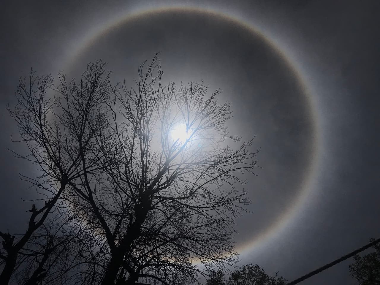 Otra foto del halo solar o antelias desde Azcapotzalco. 
<b>Foto: @xavivixx</b>