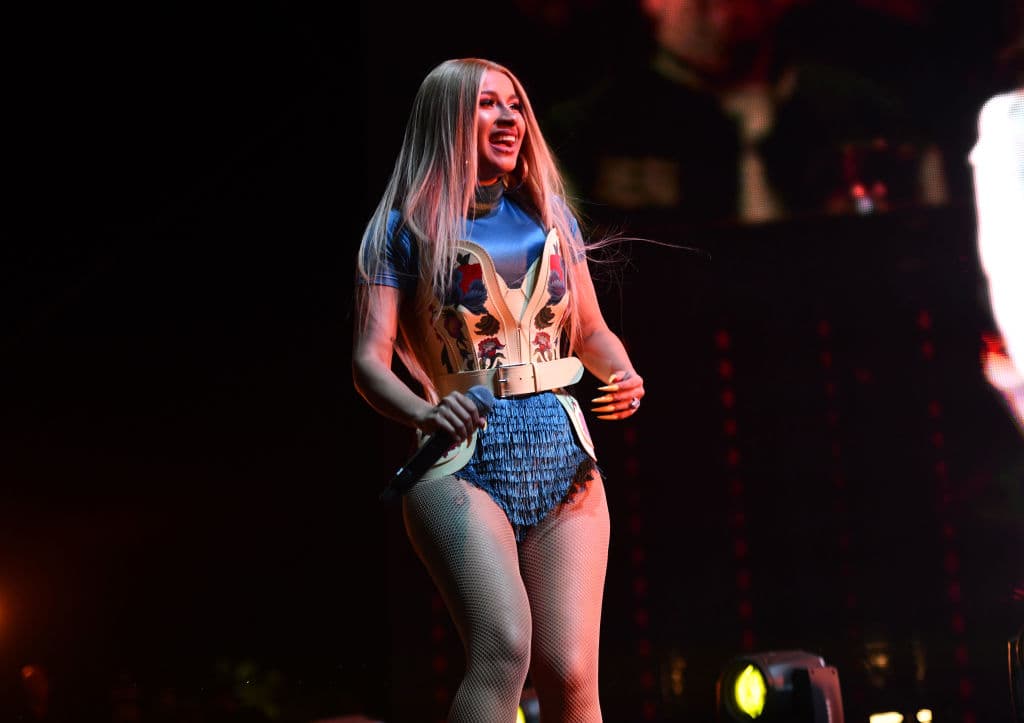 Acompañado por
<b>Cardi B</b>.