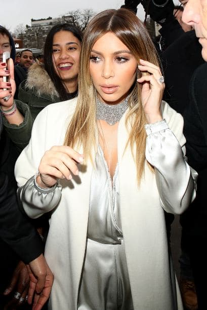 A la ropa de Kim Kardashian le gusta jugar a la seducción, como si no fuera suficiente con las poses y proporciones de la socialité angelinas para llamar la atención a su paso durante la semana de la moda en Paris.