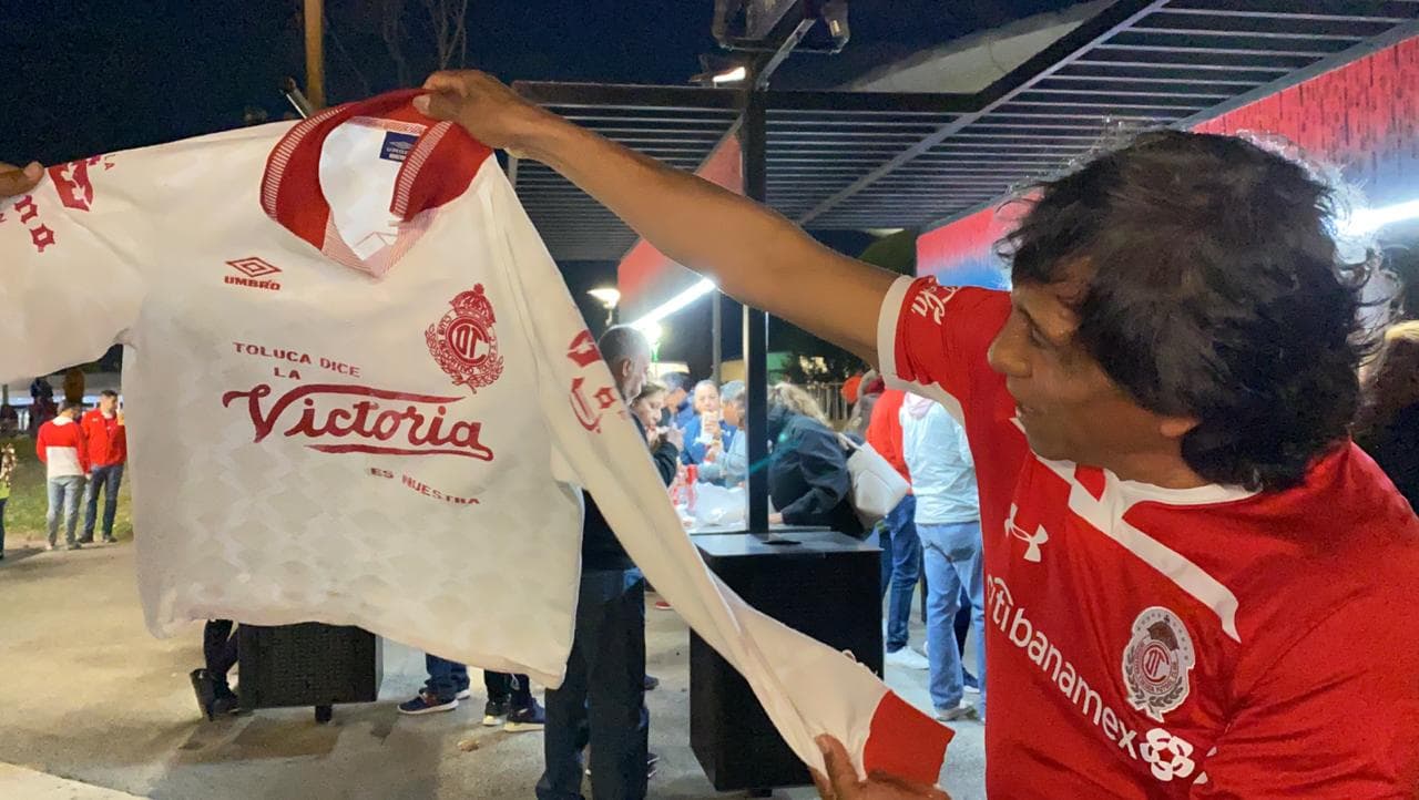 Cae la noche en Guadalajara y el Estadio Akron se alista para albergar el Chivas vs Toluca.