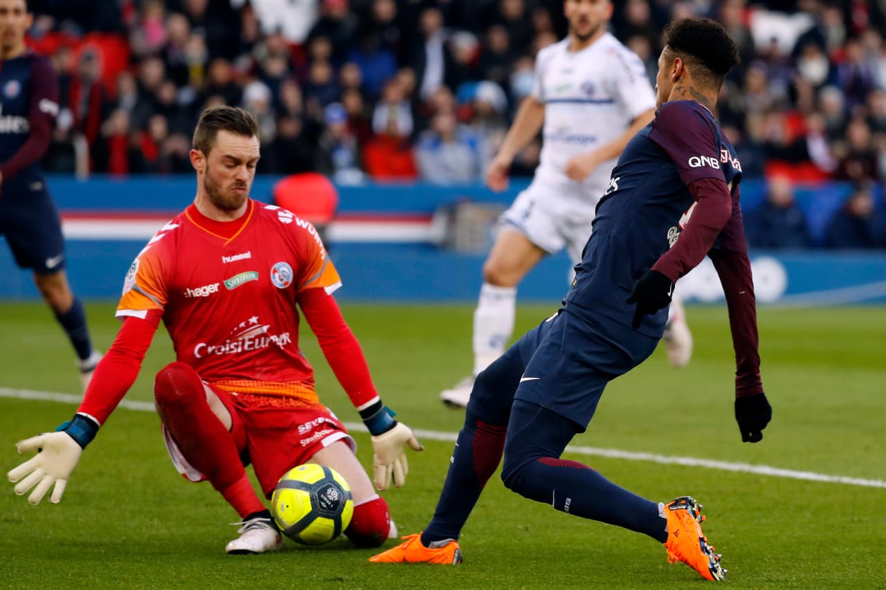 Tuvo la fortuna de que en un duelo con el portero la pelota le quedó a él en el área chica, eludió a un defensa y definió con el arco vacío.