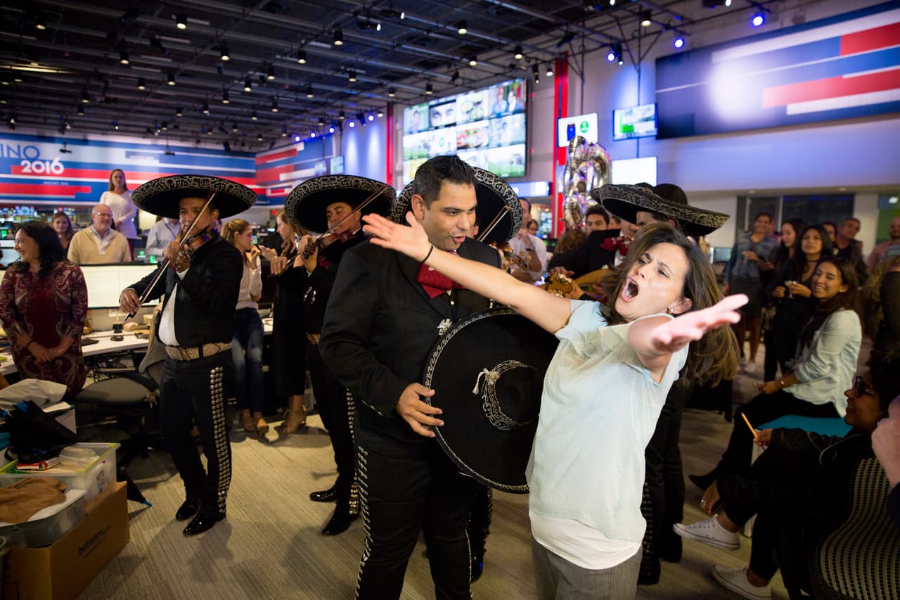 Sabrina Zambrano, productora ejecutiva de Al Punto, le cantó con mucho sentimiento una de las canciones a Jorge.