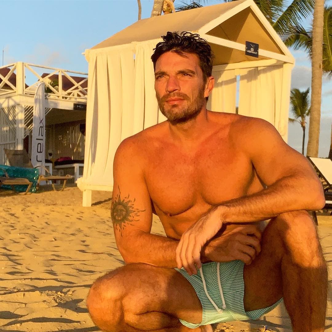 <b><a href="https://www.univision.com/entretenimiento/julian-gil-y-las-mujeres-de-su-vida-un-repaso-despues-de-la-separacion-con-marjorie-de-sousa-fotos#ceff07e70000" target="_blank">"No te puedo decir que somos pareja todavía"</a></b>, advirtió, "es alguien con quien hablo todos los días, comparto y me ha hecho la cuarentena más liviana". 
<br>