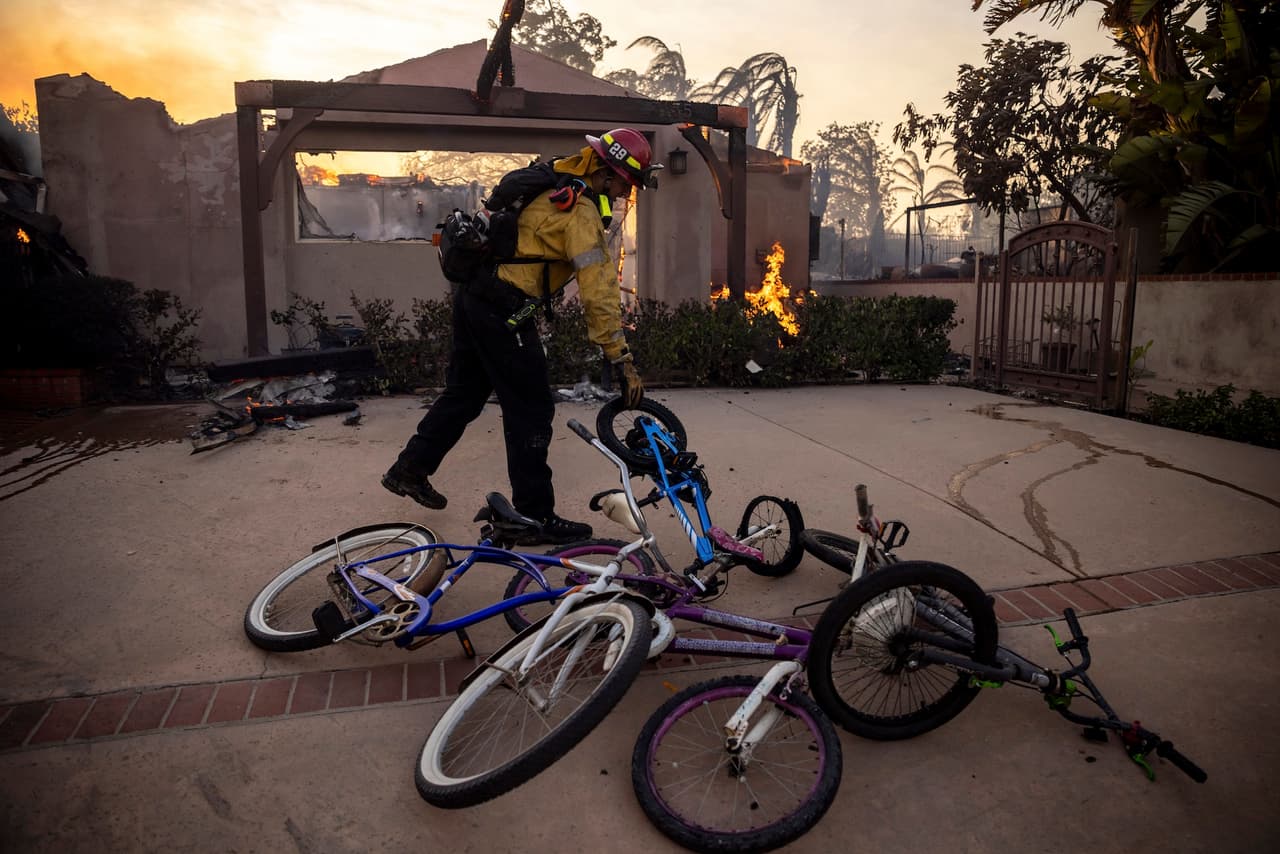 Más de 10,000 personas están bajo órdenes de evacuación en Camarillo, California, donde el incendio amenaza 3,500 estructuras en áreas suburbanas, ranchos y agrícolas. No se ha determinado la causa del fuego.