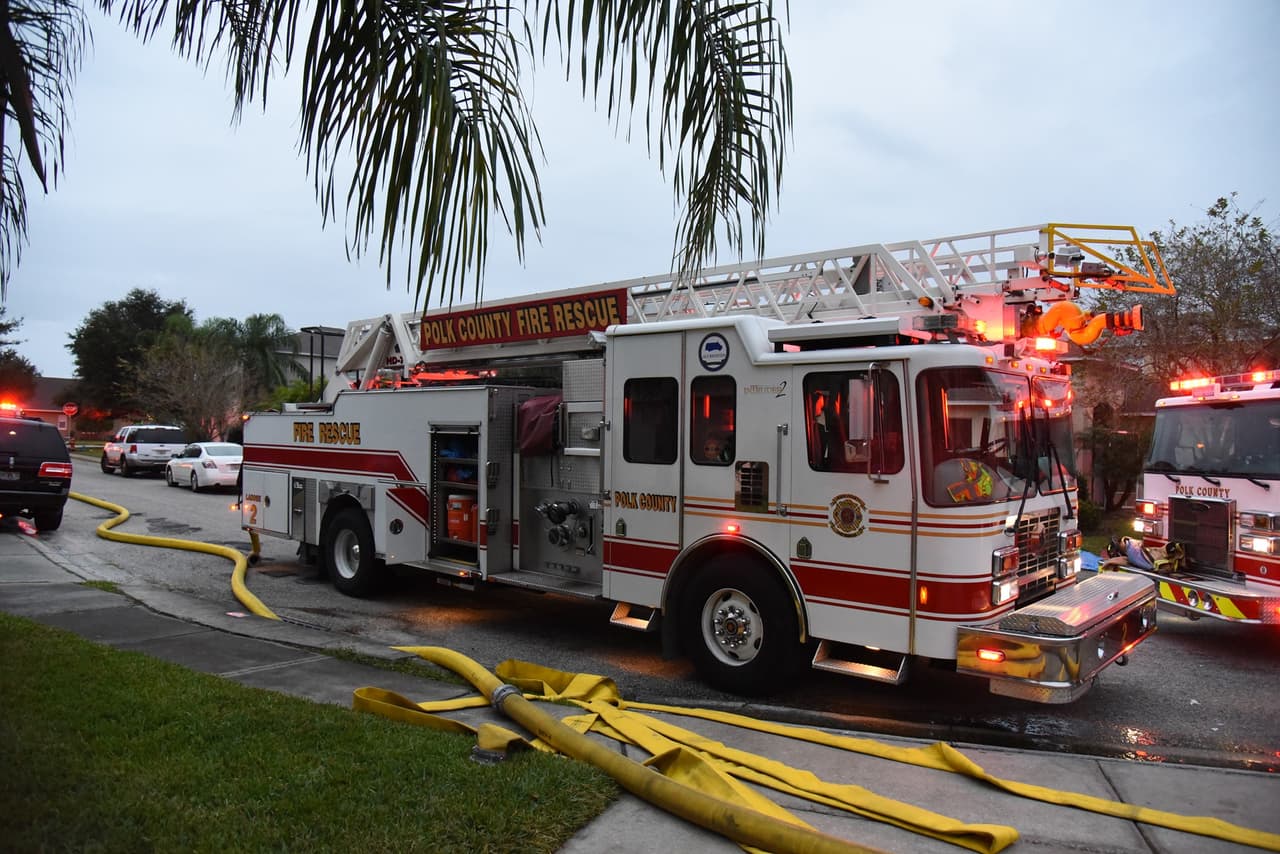 Entre los ocupantes de la casa había una adolescente de 13 años, quien está sana y salva, así como los obsequios, los cuales rescataron los bomberos en su totalidad de las llamas.