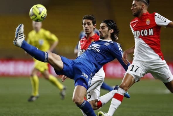 El PSG le ganó la batalla por el campeonato al OIympique de Lyon que se quedó con el segundo lugar (75) y un boleto directo a Champions, torneo al que aspira a regresar el Mónaco (71). EL Olympique Marsella clasificó a la Europa League y descendieron Evian, Metz y Lens.