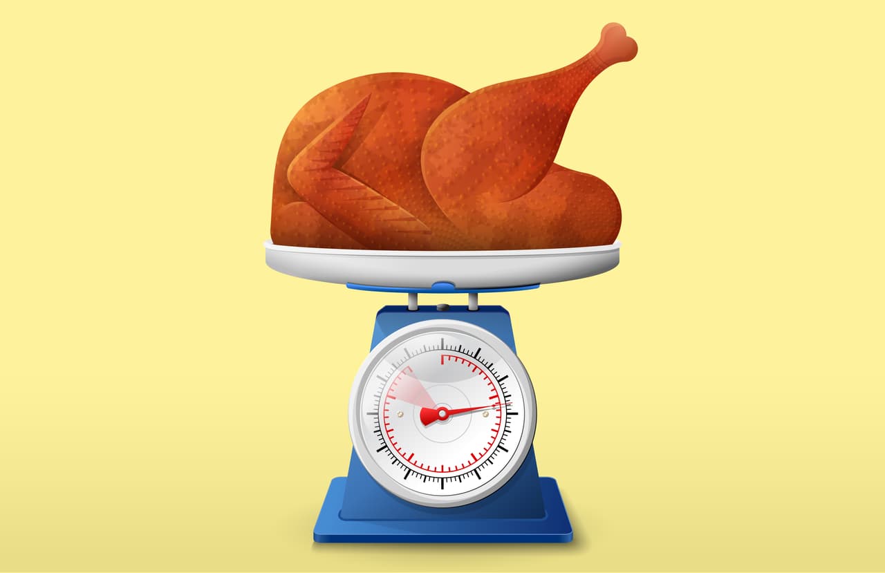 Para
<u><a href="https://espanol.foodsafety.gov/mantener/gr%C3%A1ficos/t1x/gr%C3%A1ficoparadescongelarpavo.html">descongelar el pavo</a></u> lo mejor es dejarlo en la nevera durante 24 horas por cada 4 o 5 libras de peso. Un pavo de 4 a 12 libras tomará de 1 a 3 días con esta técnica. Otra opción es usar el microondas o remojar el ave en agua fría (cerca de 30 minutos por cada libra de peso). López- Muñoz aclara que en estos dos últimos casos no se puede volver a congelar sin antes cocinarlo.
<br>