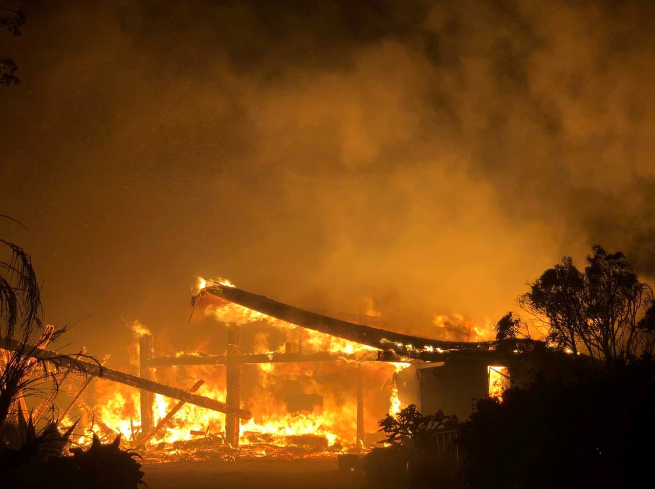 El condado de Santa Bárbara informó que 20 estructuras se habían quemado y 2,000 personas habían sido evacuadas en Goleta, Caliornia. El fuego había quemado de 50 a 80 acres. No se reportaron heridos. 
<b>Mike Eliason / Santa Barbara County Fire</b>